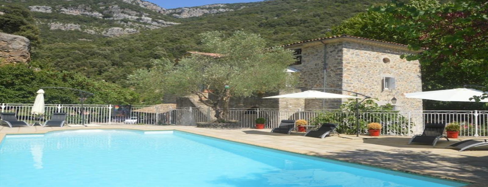 Piscine extérieure du Domaine de la Carrière avec vue sur les garrigues cévenoles
